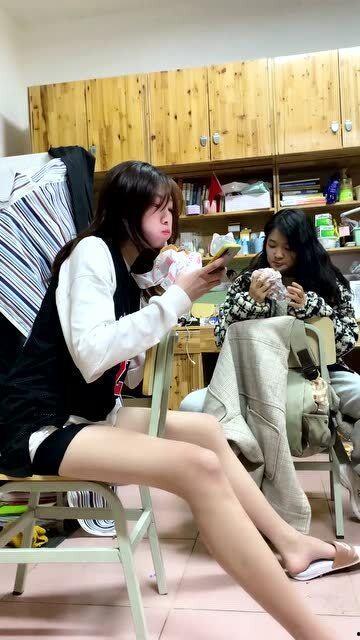 当代女生现状娱乐吃瓜酱